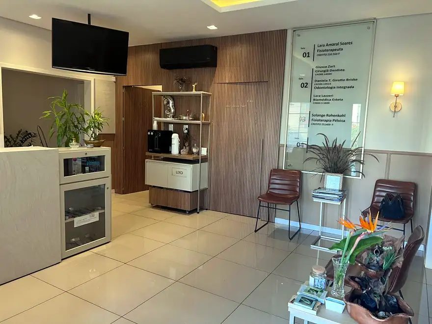 Sala de espera e indicação das salas