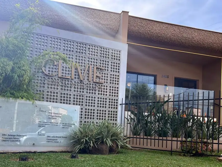 Fachada e jardim com as Strelitzias, a flor que inspira a nossa logo