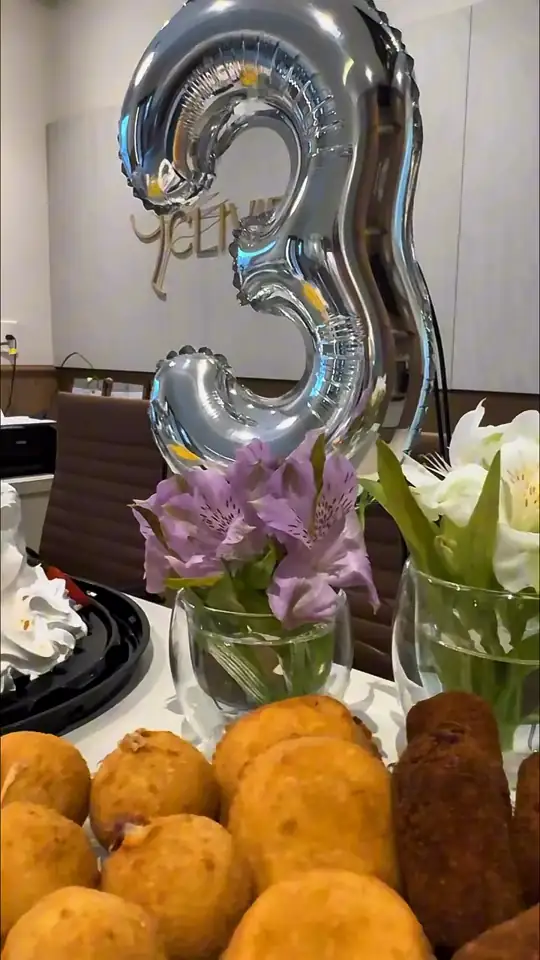 Capa do vídeo 3 anos de Clivie da Clivie Clínica Integrada